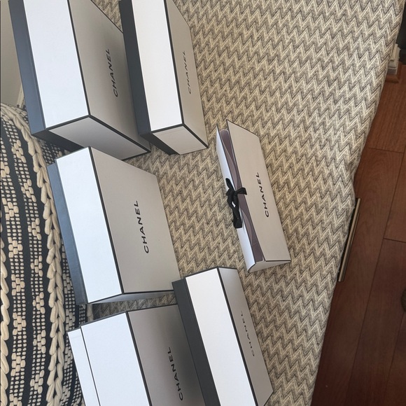 CHANEL Elegant White Box Collection - Picture 2 of 4